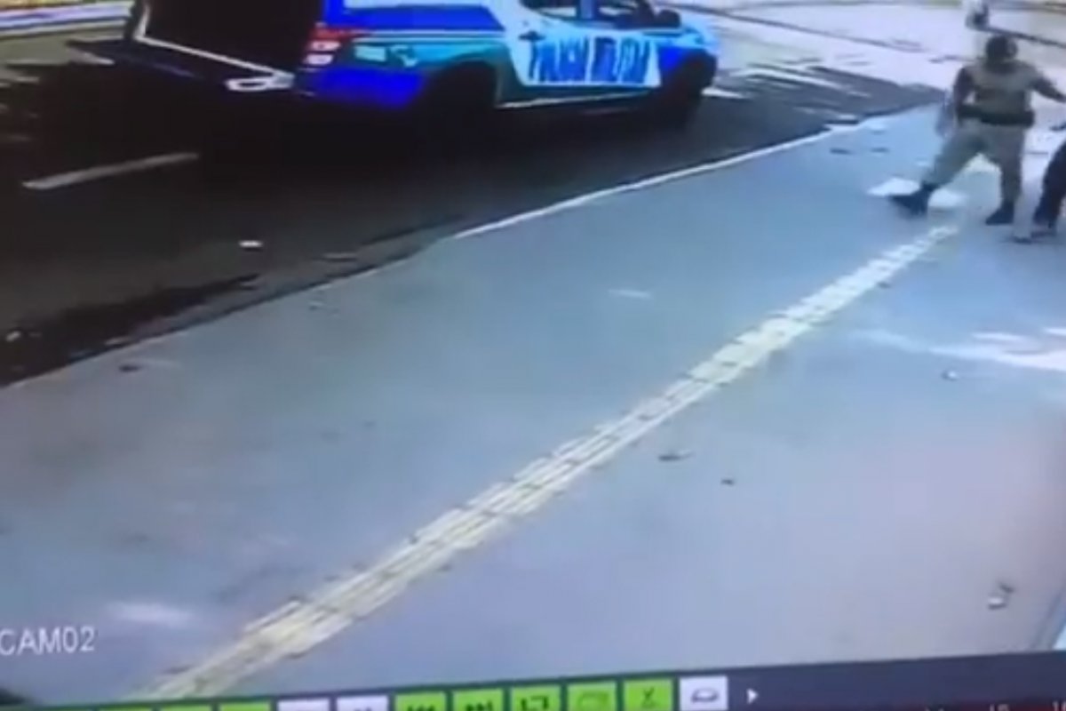 Homem é encontrado morto após ser filmado entrando em viatura da PM