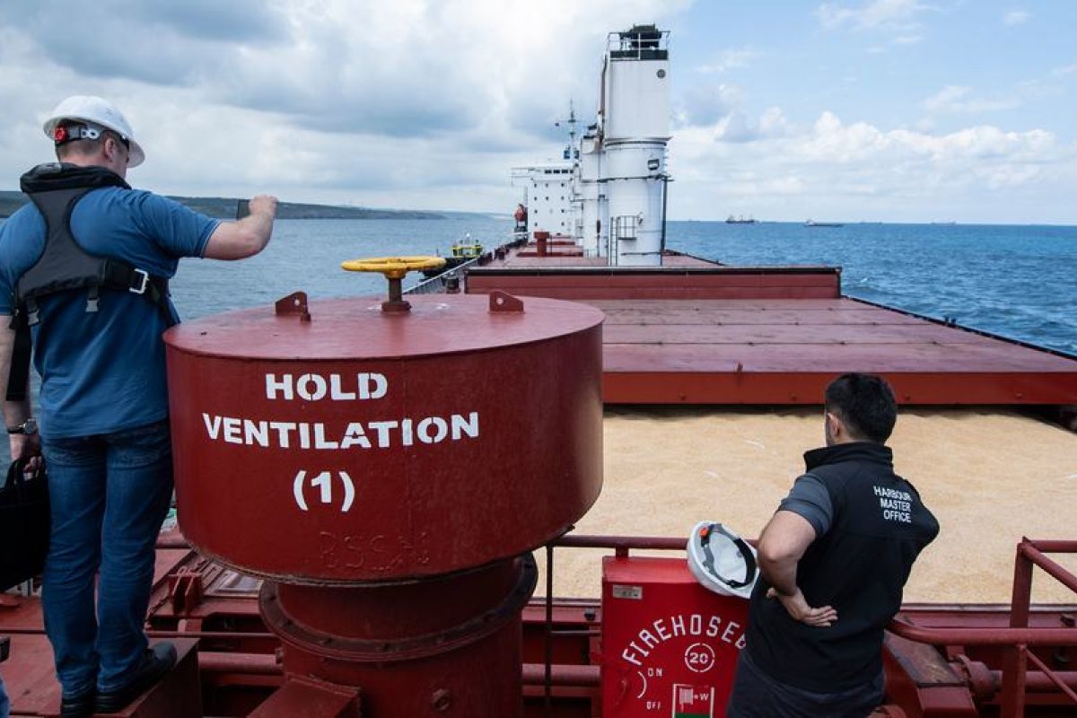 Primeiro navio com auxílio humanitário deixa a Ucrânia com destino a África