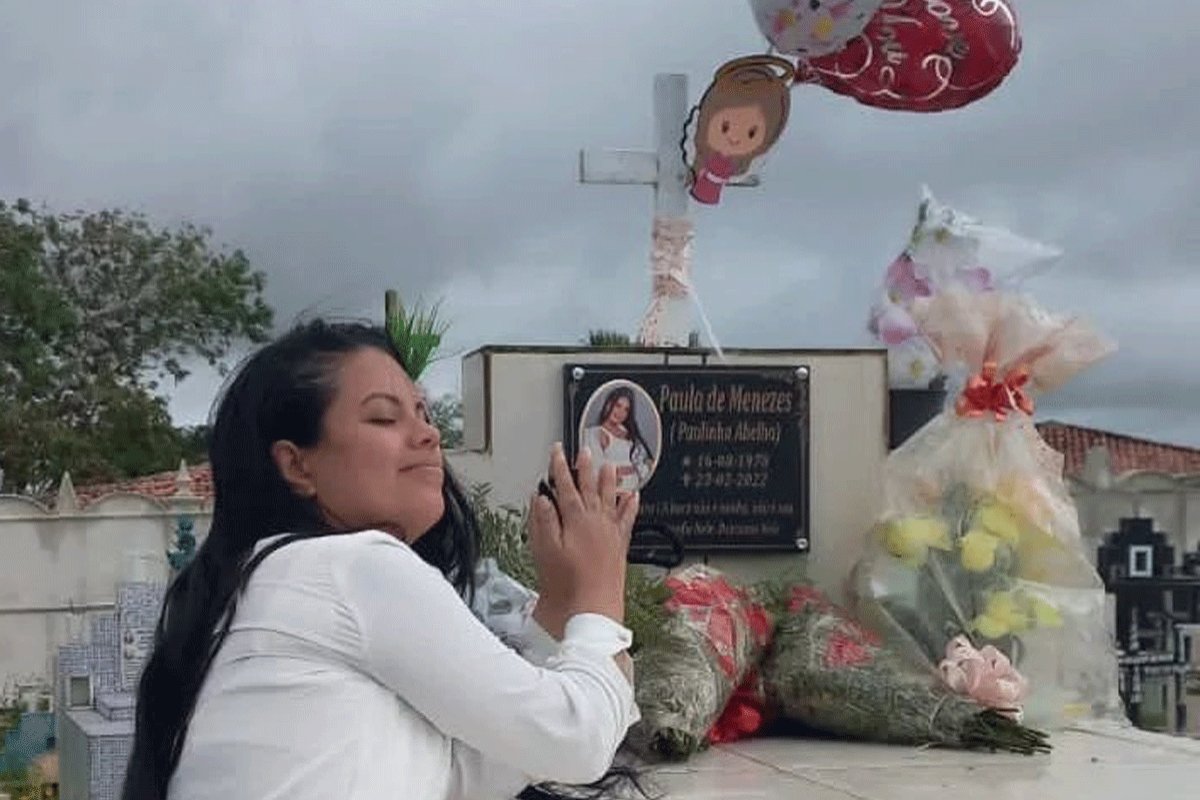 Saudades! Família da cantora Paulinha Abelha visita cemitério no dia em que ela faria 44 anos