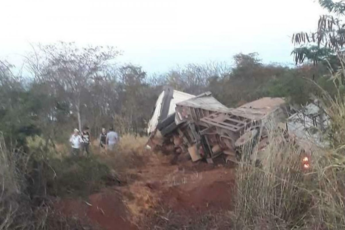 Duas pessoas morrem e outras 16 ficam feridas em batida na BR-349
