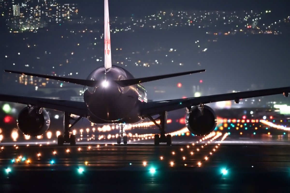 Passageiro arranca porta de avião minutos antes da decolagem
