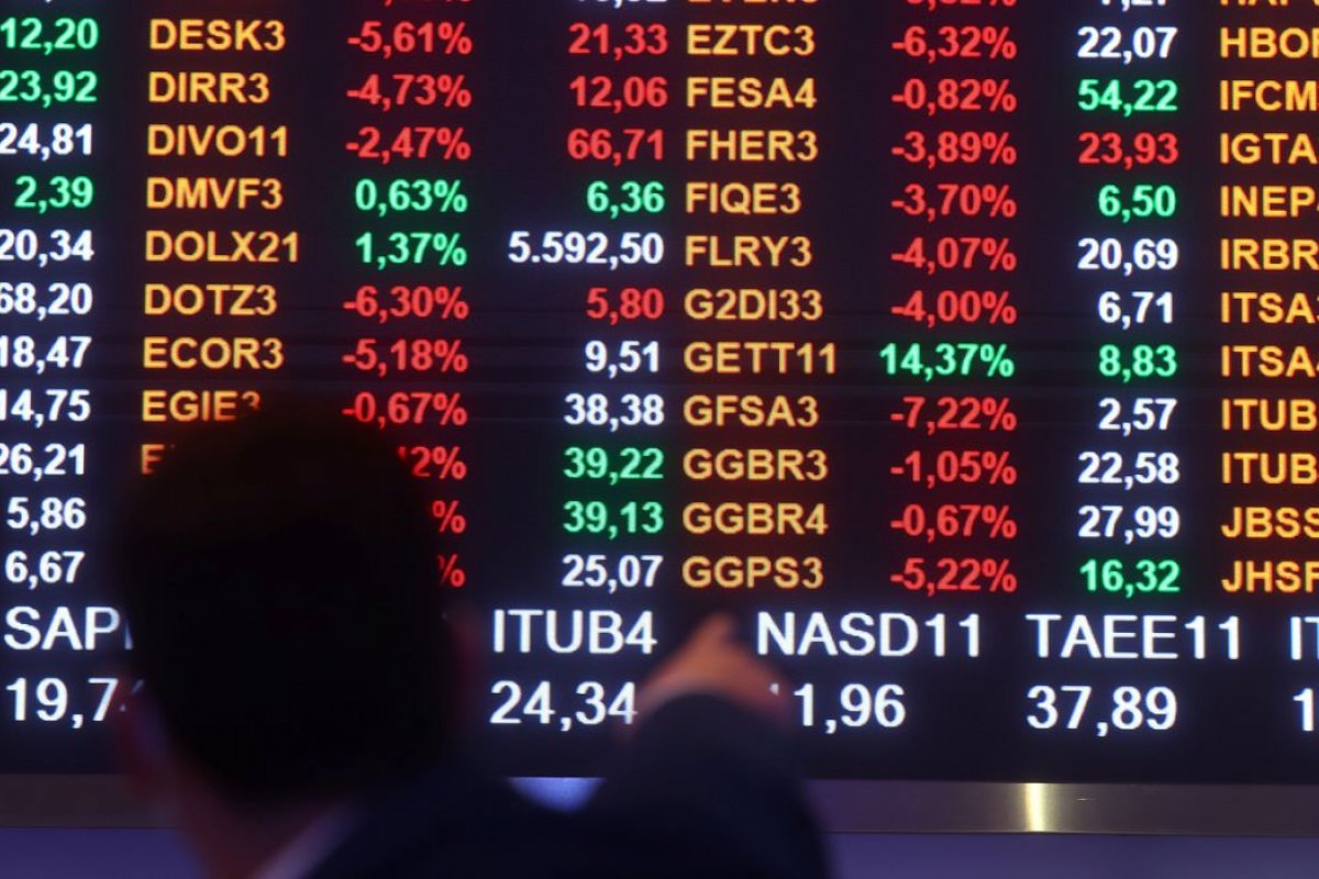 Ibovespa recua 0,66% e dólar opera em R$ 5,20