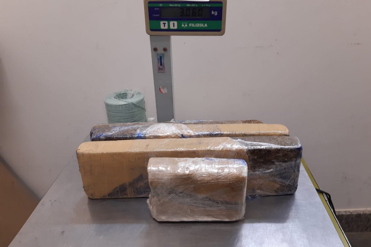 Receita Federal apreende 3kg de maconha em remessa postal nos Correios, em Salvador