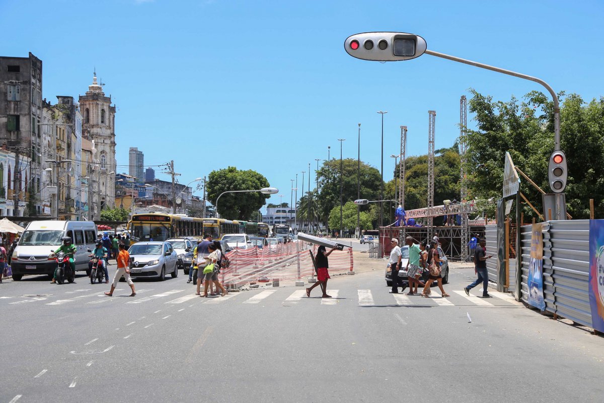 Devido interdição na Praça Cairu, tráfego de ônibus serão alterados