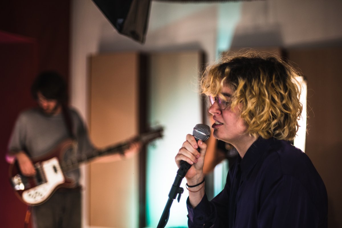 Locomotiva lança session com Sophia Chablau e Uma Enorme Perda de Tempo