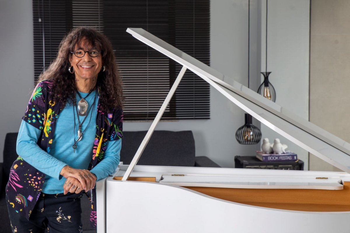 Luiz Caldas faz show intimista com voz e piano na Pupileira!