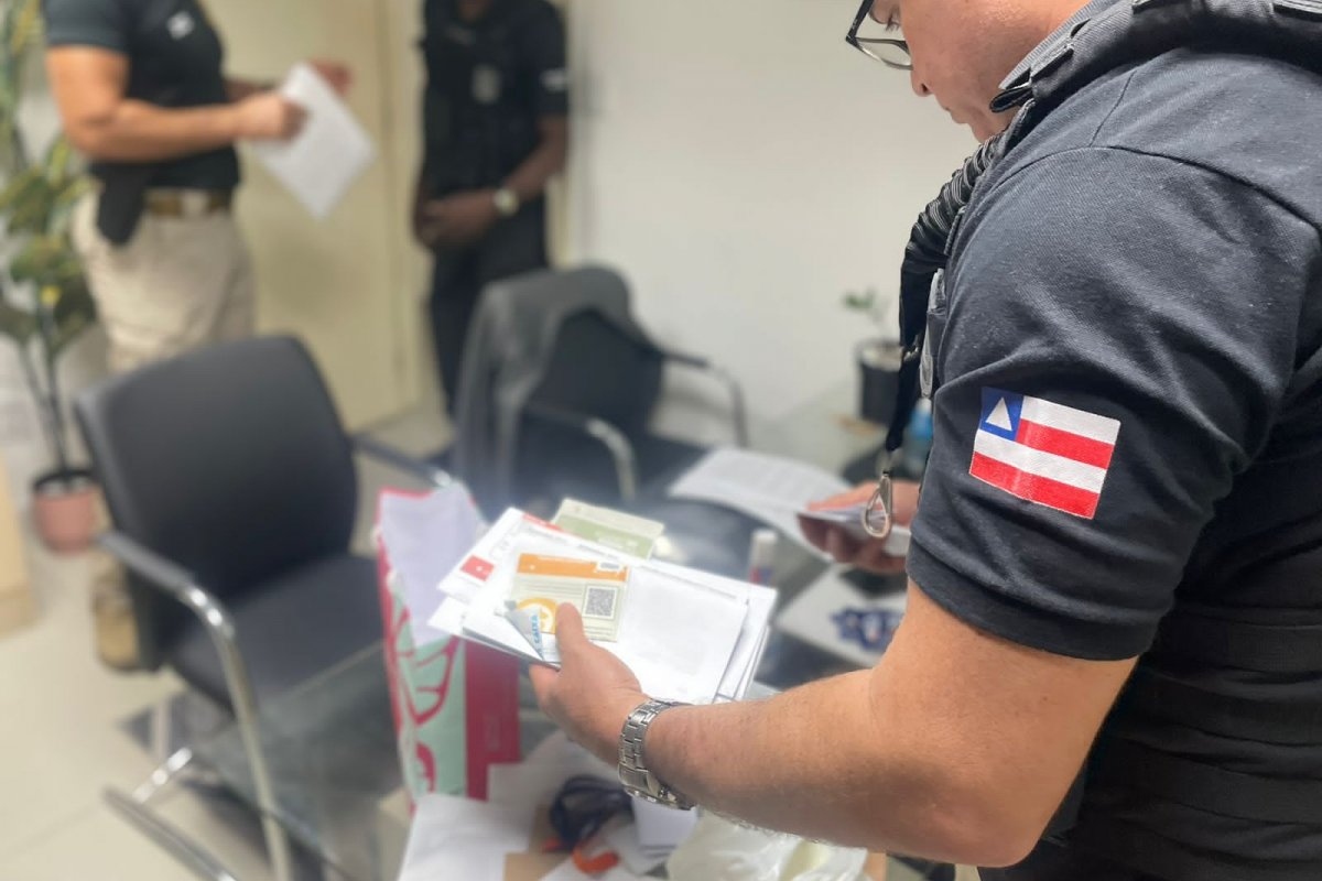 Operação policial cumpre 28 mandados em Salvador e interior baiano contra fraudes em vendas de imóveis e veículos