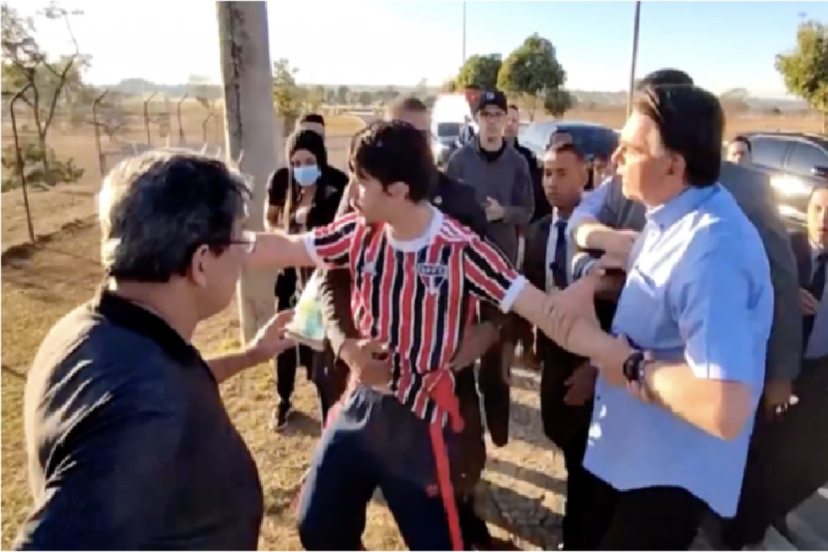 Vídeo: Bolsonaro se envolve em confusão com youtuber em Brasília