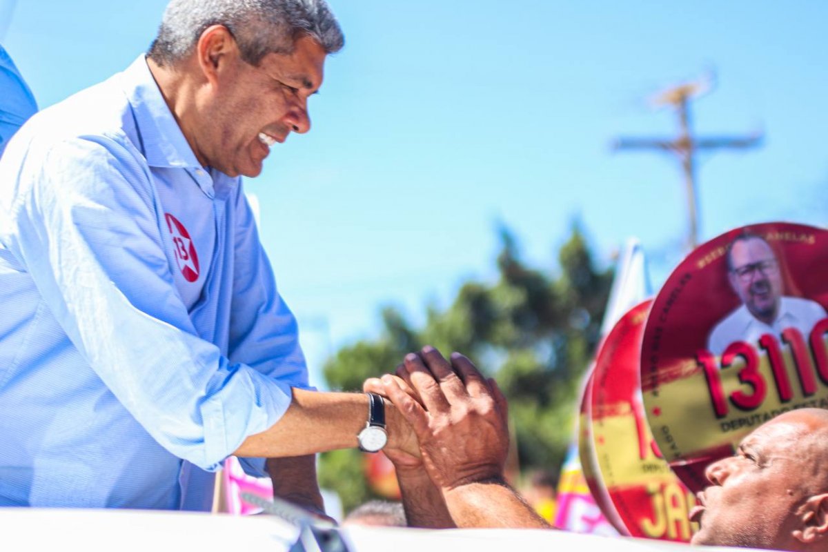 Jerônimo agradece reconhecimento popular em ato de campanha na região de Irecê (BA)