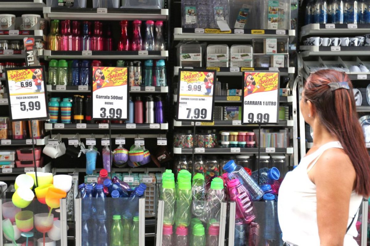 Intenção de consumo das famílias mantém crescimento, aponta CNC