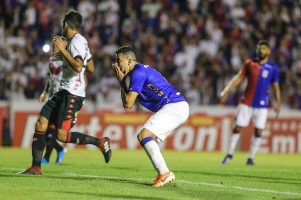 Em jogo fraco, Vitória e Paraná empatam pela Série B