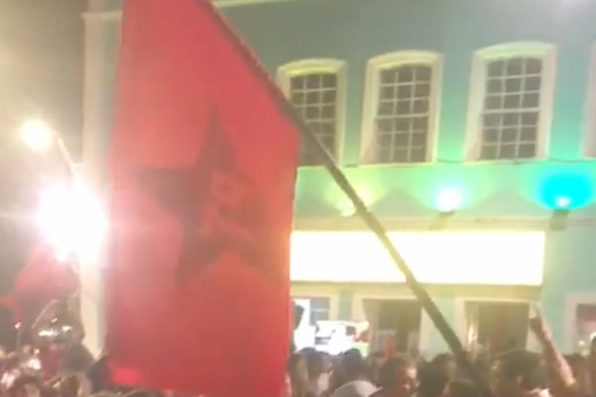 Simpatizantes de Lula comemoram liberdade do ex-presidente no Rio Vermelho