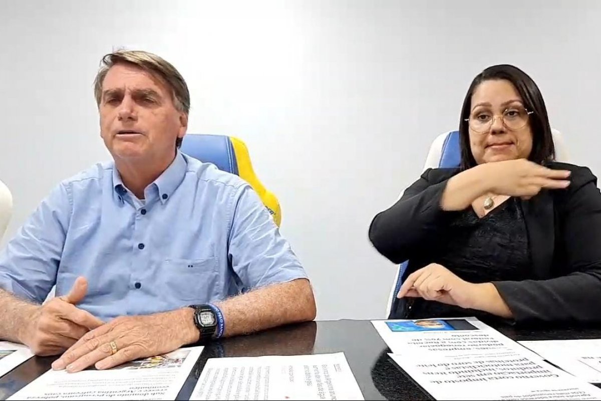 Em live, Bolsonaro diz que quem assinou 'Carta Pela Democracia' quer 'volta da Lei Rouanet'