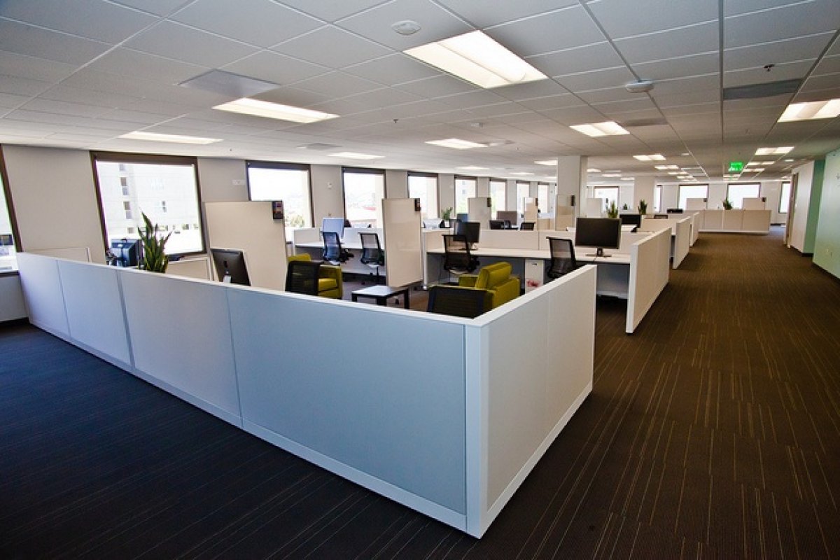 Profissionais estão presentes em escritórios ao menos uma vez por semana, aponta pesquisa