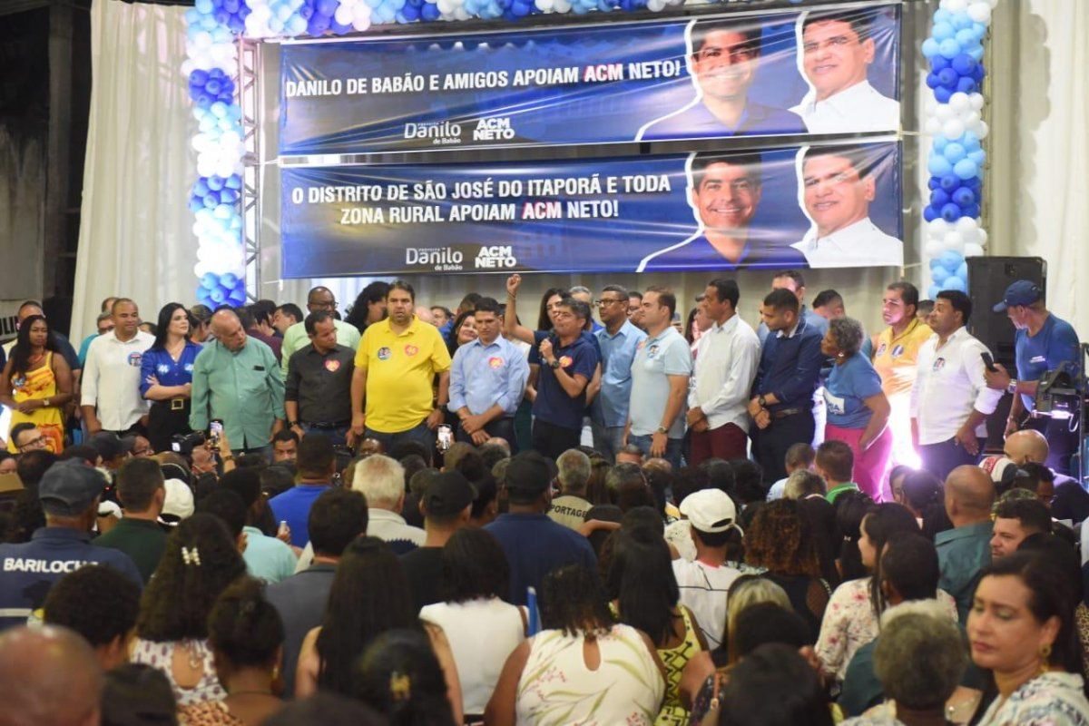 Em comício, ACM Neto critica ausência do governo estadual em Muritiba (BA)