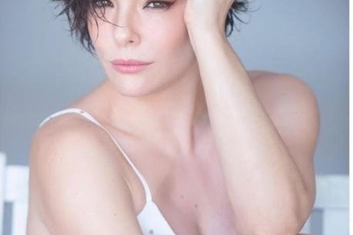 Aos 41 anos, Regiane Alves surge deslumbrante de maiô branco