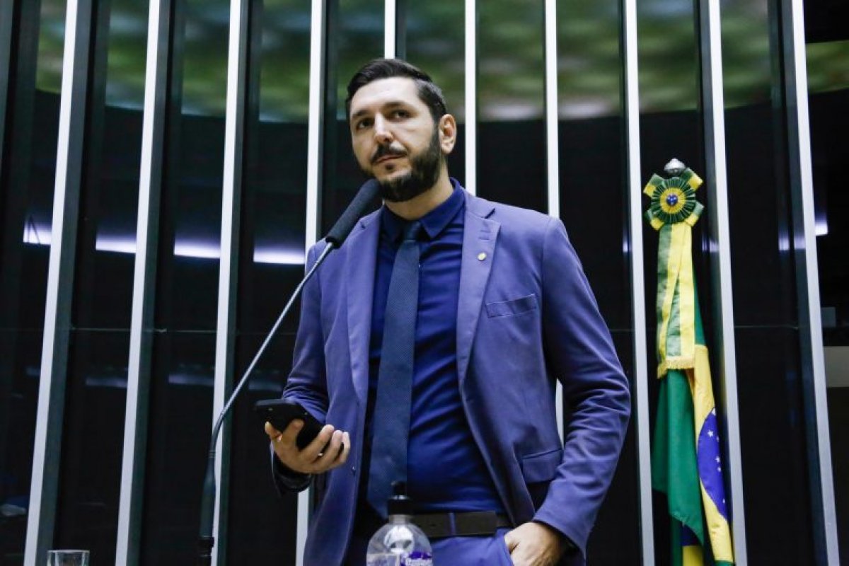 Deputado cria PL que zera tributos federais em produtos para combater pulgas e carrapatos