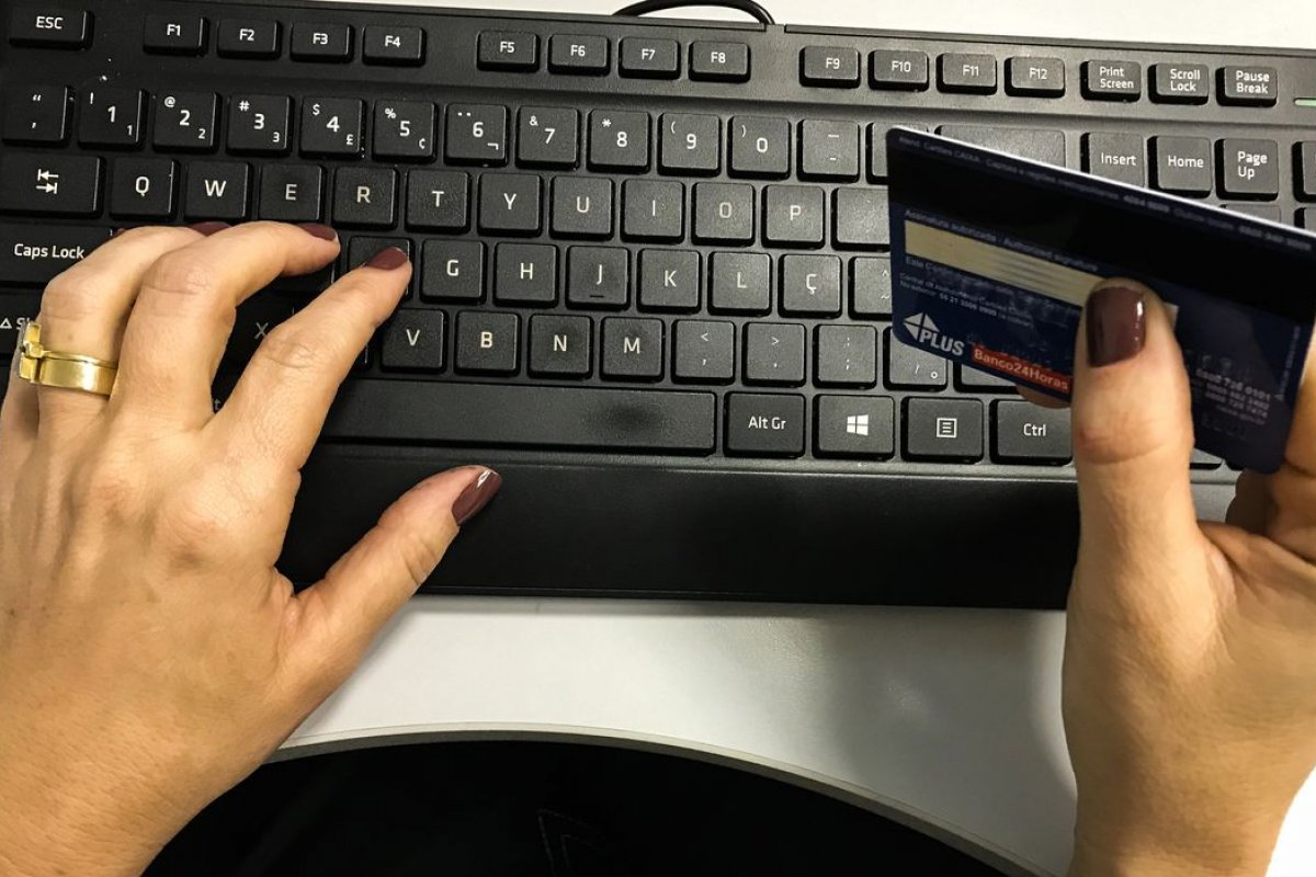 Oito em cada dez mulheres brasileiras estão endividadas, diz pesquisa