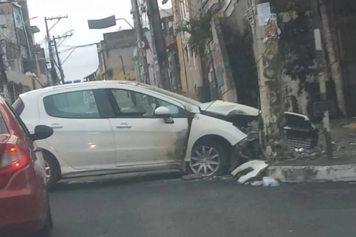 Salvador: bairro da Liberdade fica sem luz após batida de carro em poste