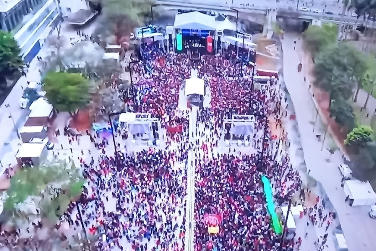 Vídeo: Primeiro ato oficial da campanha de Lula atrai poucas pessoas em SP