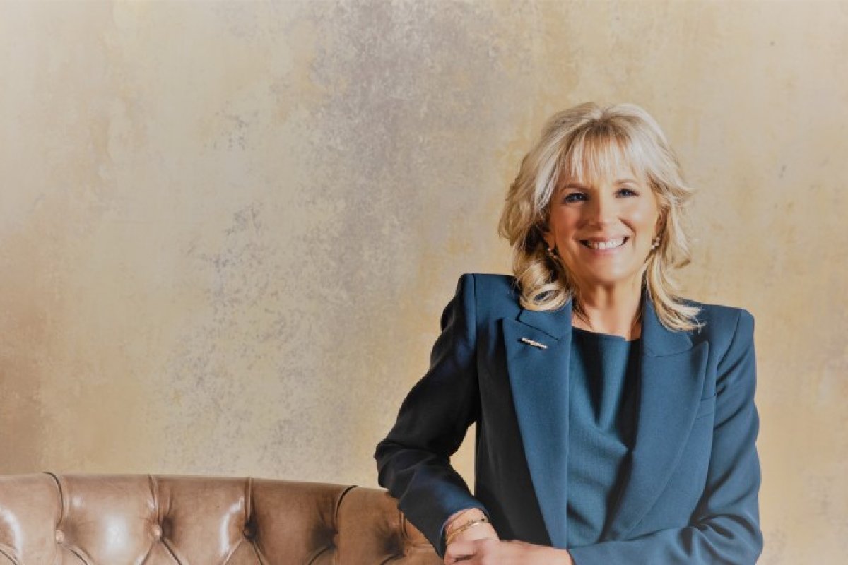 EUA: primeira-dama testa negativo para covid e sai de isolamento