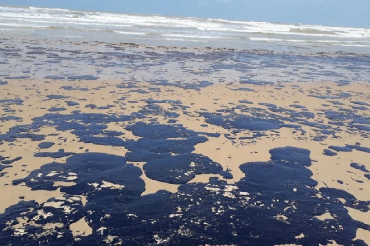 Manchas de óleo chegam ao Sudeste