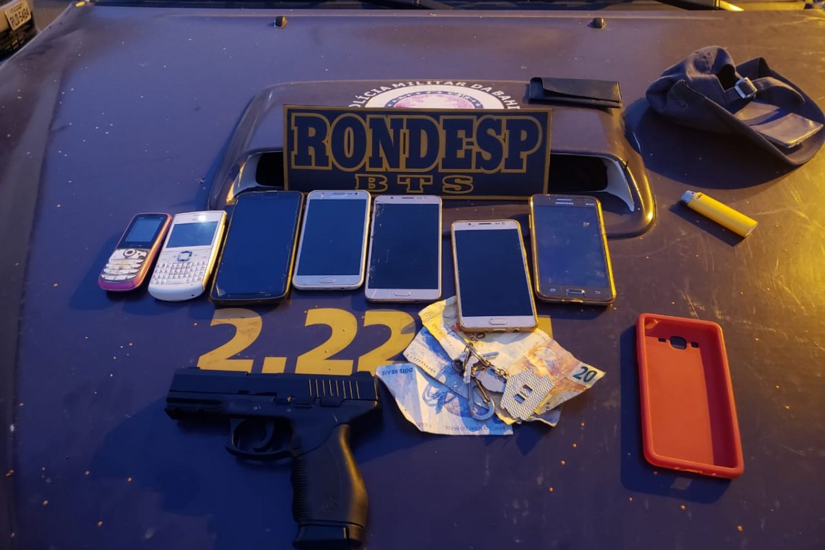 Homens assaltam coletivo e levam oito celulares