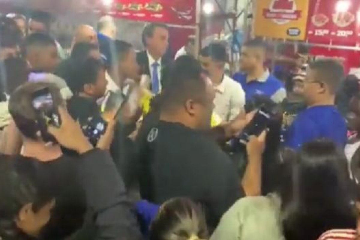 Vídeo: Bolsonaro junta multidão ao ir comer batata na Marechal Hermes (RJ) após sabatina no JN