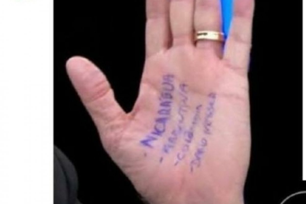 Anita viraliza ao postar e apagar "cola" de Bolsonaro