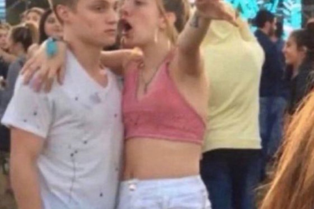 Registro de mulher “gritando” no ouvido do namorado viraliza e vira meme