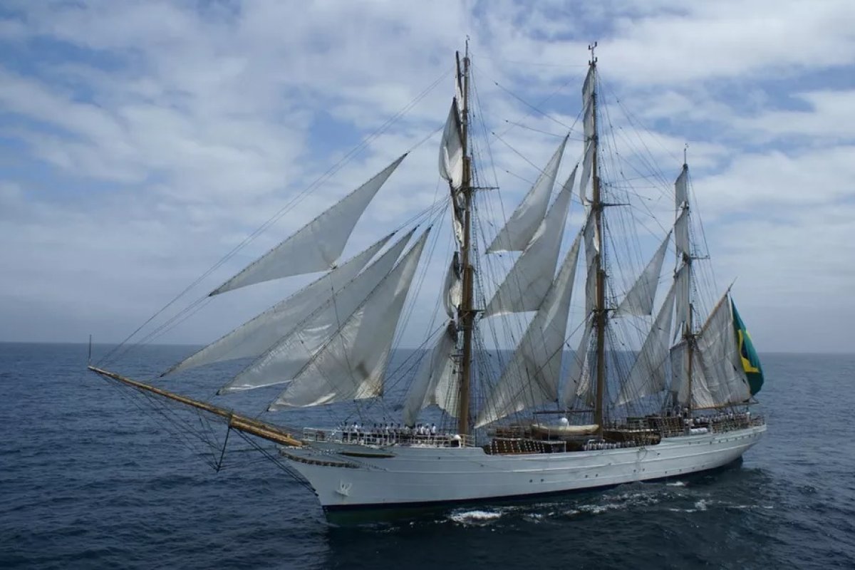 Navio-veleiro da Marinha está aberto para visitação no Porto de Salvador
