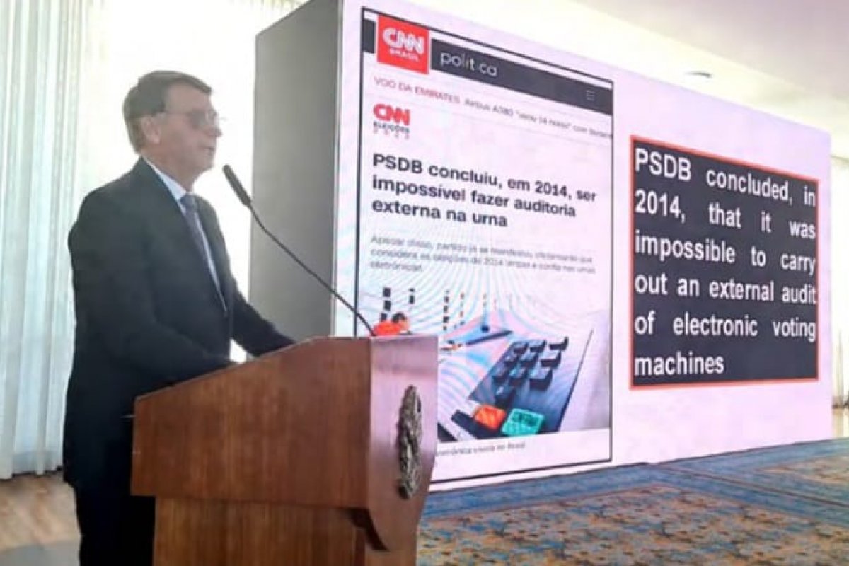 Ministro do TSE ordena que TV Brasil e redes sociais excluam vídeo de reunião entre Bolsonaro e embaixadores