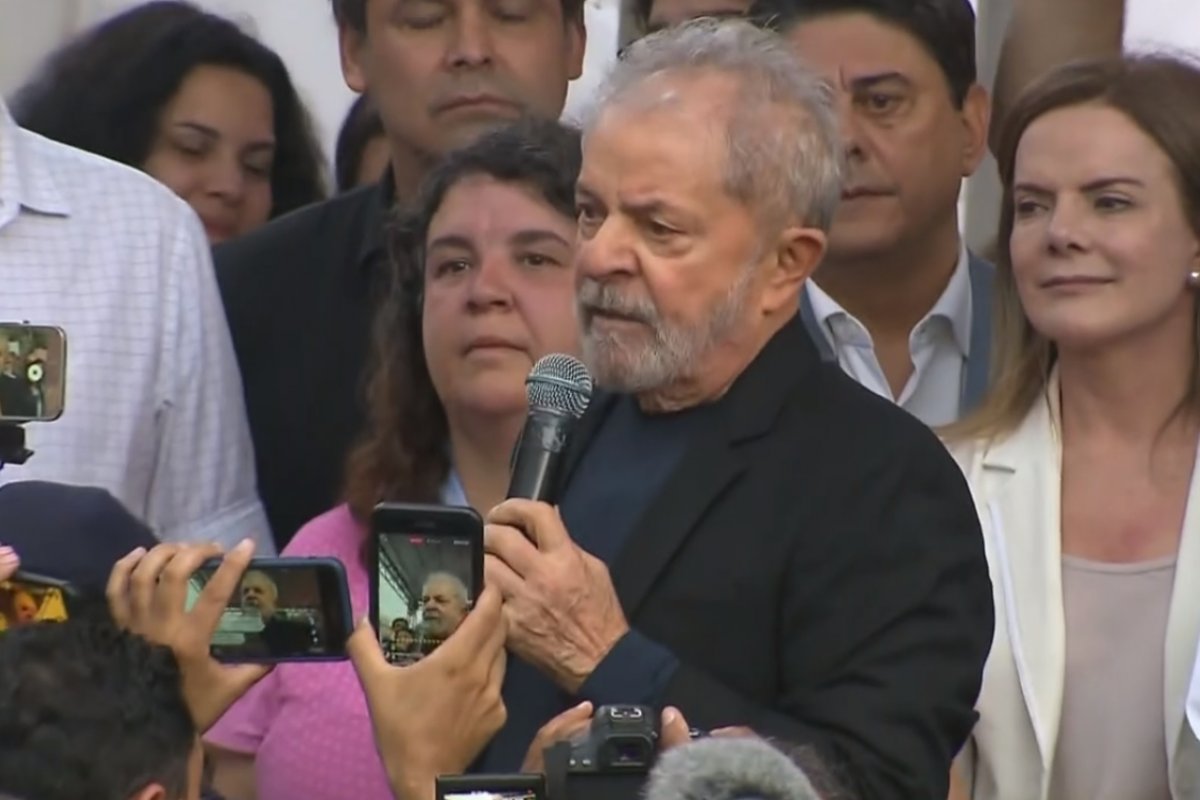 Lula diz que Bolsonaro foi eleito para governar para o povo brasileiro e não para os milicianos do Rio
