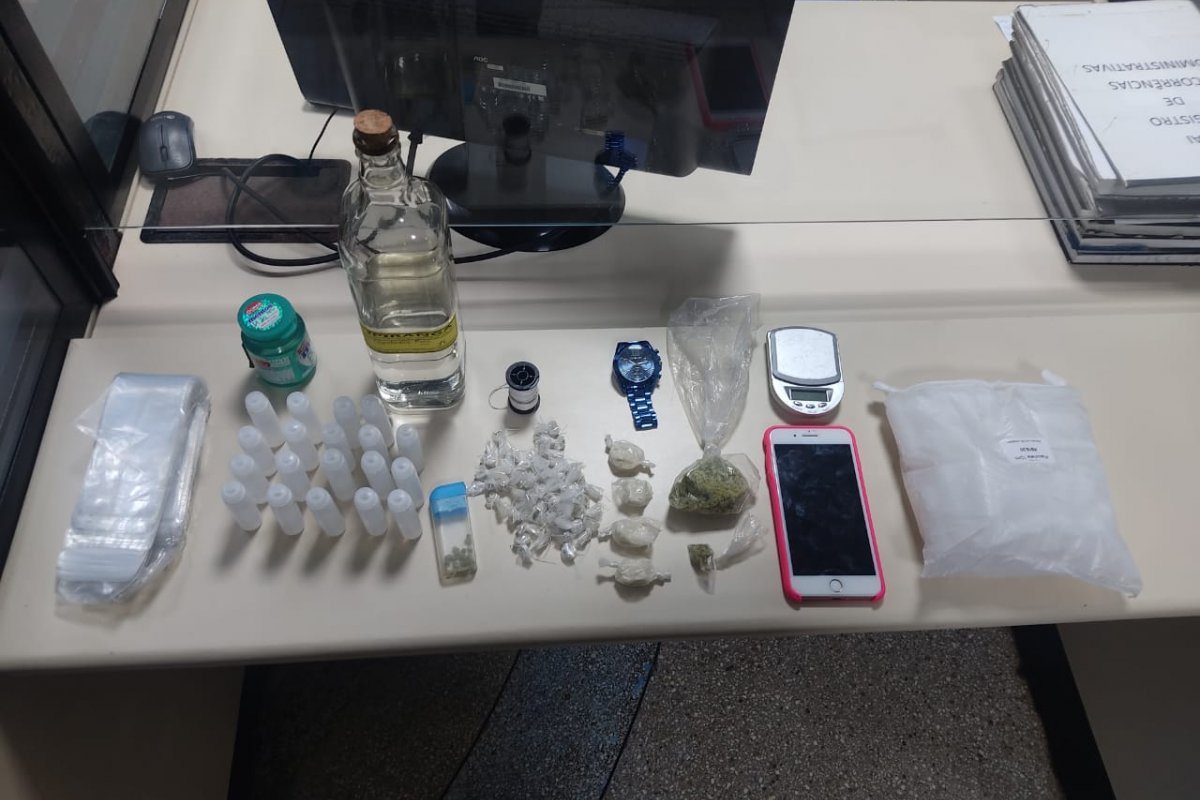 Adolescente é apreendido com drogas na Baixa do Fiscal, em Salvador