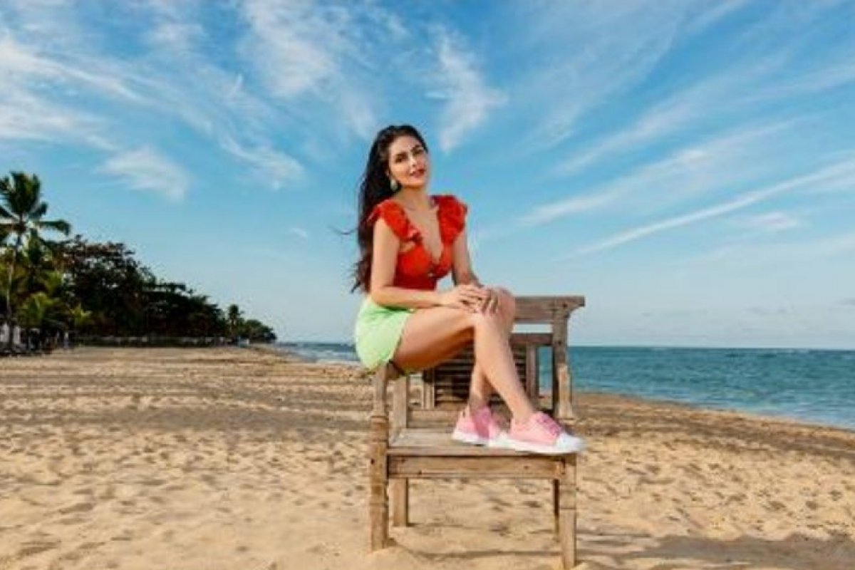 Com fotos feitas em Trancoso, Natália Guimarães estrela campanha de verão da Comfortflex!