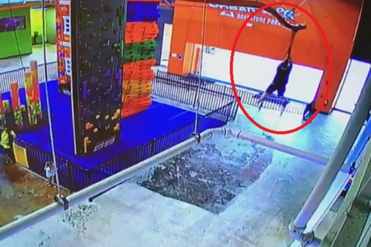 Na Flórida, menino de 10 anos fica ferido ao cair de tirolesa em parque