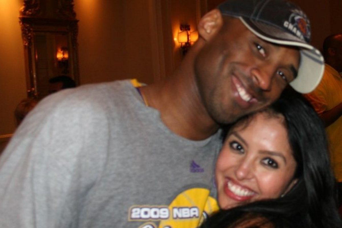 Viúva de Kobe Bryant é indenizada em US$ 16 milhões por vazamento de fotos de acidente