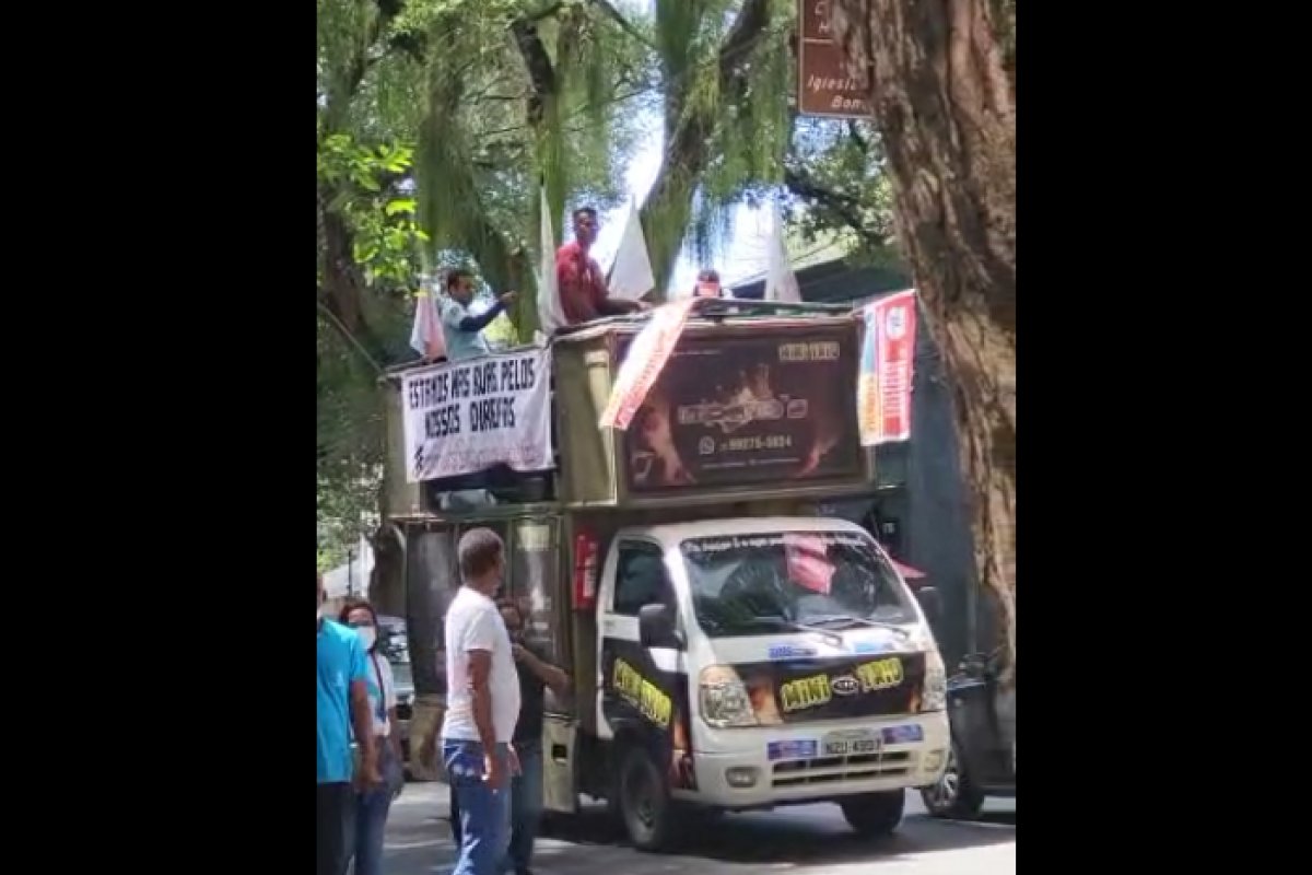 Vídeo: Agentes de saúde realizam protesto no Corredor da Vitória por reajuste salarial