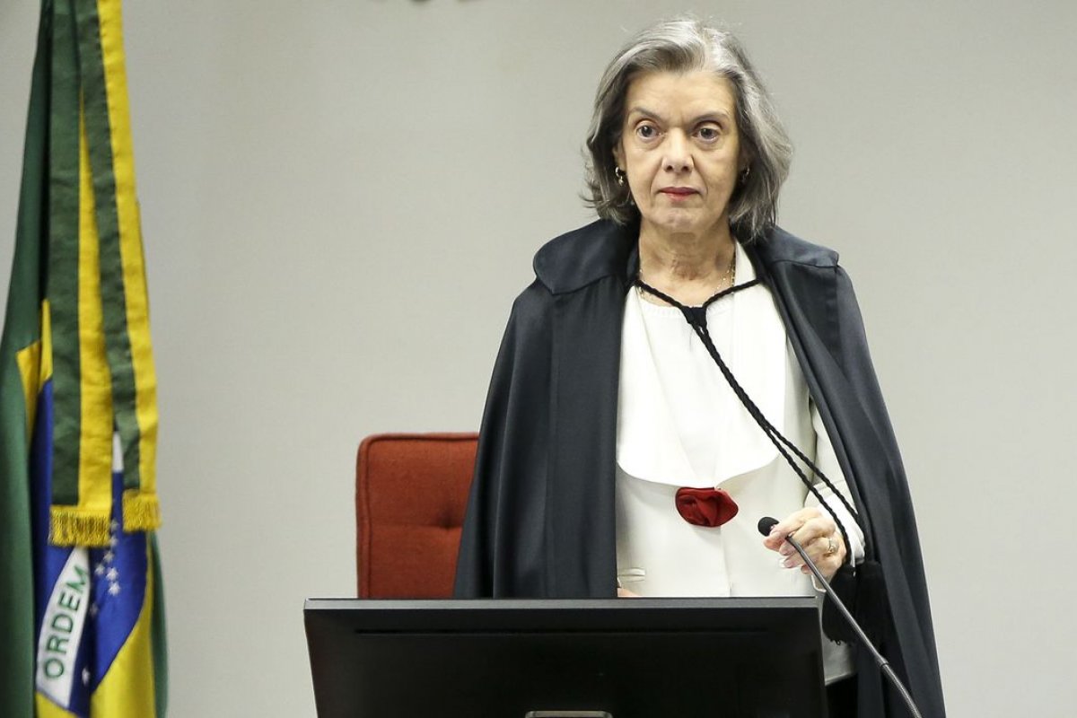 Cármen Lúcia toma posse como ministra titular do TSE