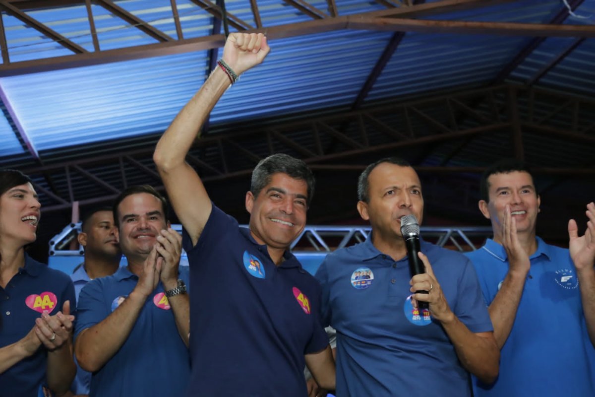 Prefeito de São Desidério declara apoio a ACM Neto durante comício na cidade