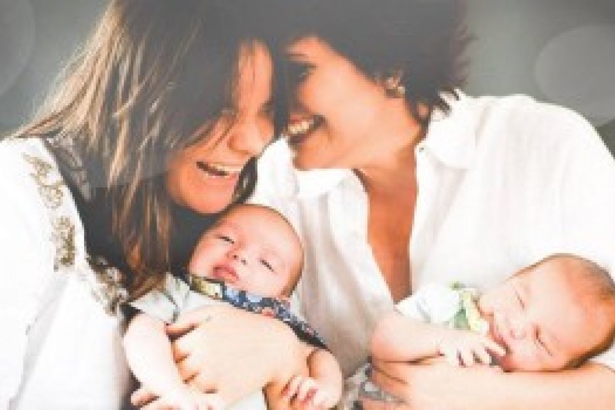 Isabella Taviani posa com a mulher e os filhos gêmeos e desabafa sobre ser mãe