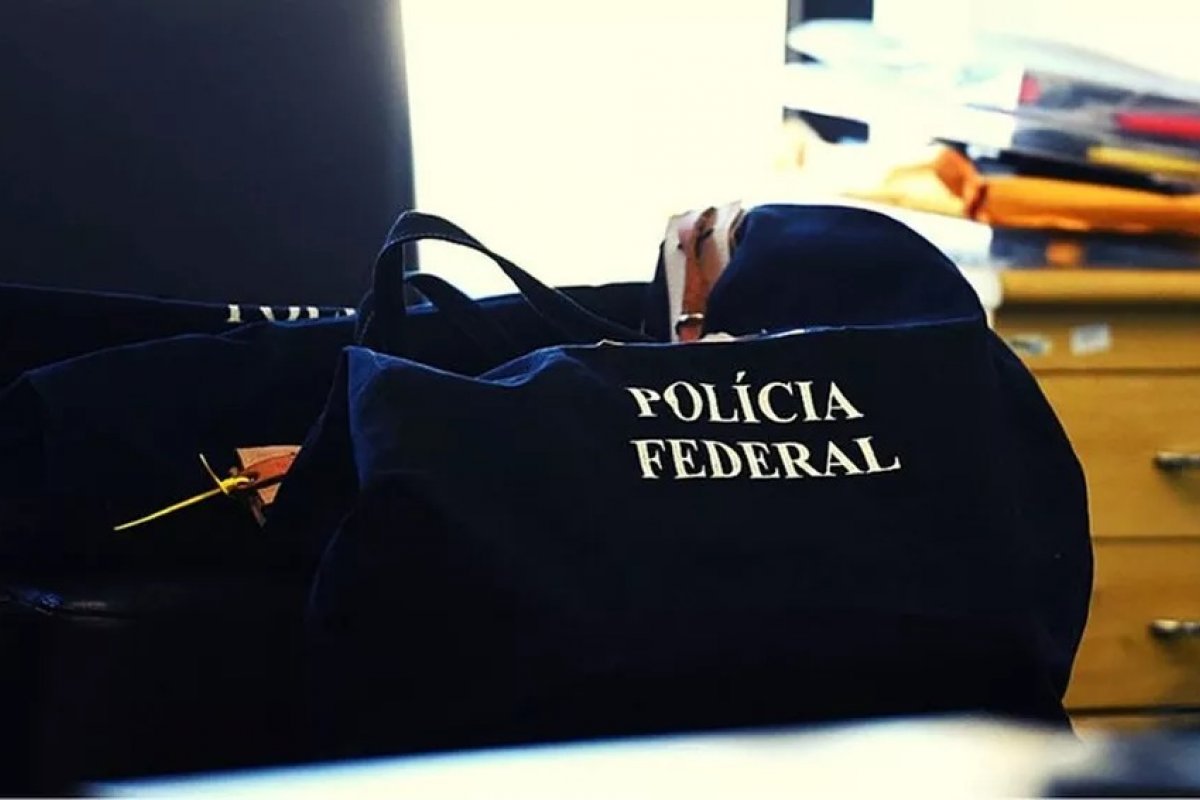 Grupo de delegados aposentados da PF protesta contra operação que mirou empresários bolsonaristas