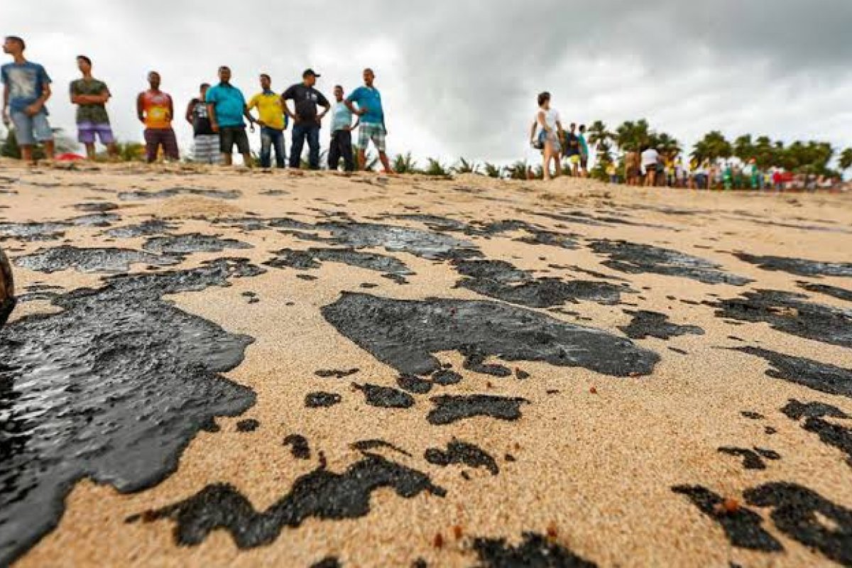 Manchas de óleo são registradas Em praias de Porto Seguro-BA