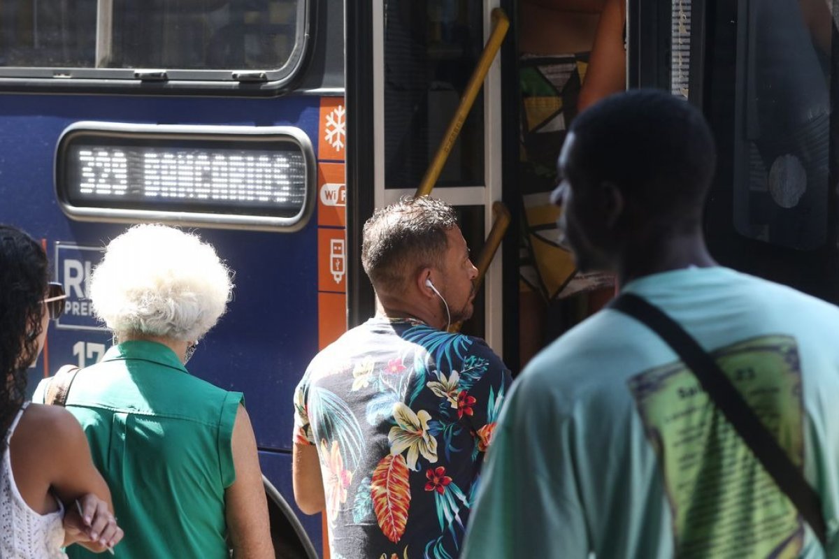 Governo libera R$ 2,5 bilhões para transporte público de idosos