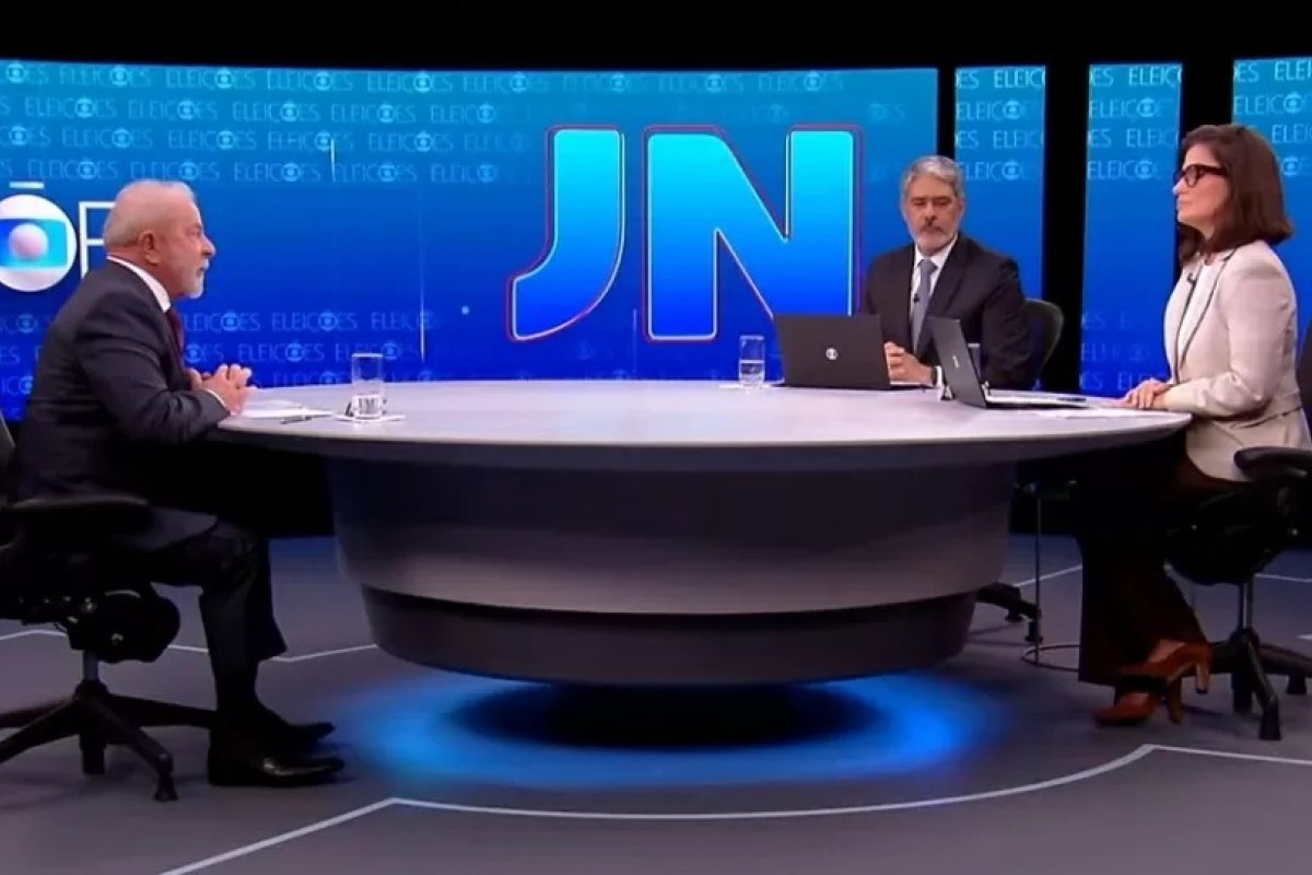 Bolsonaro ironiza entrevista de Lula com foto ligando o petista ao PCC