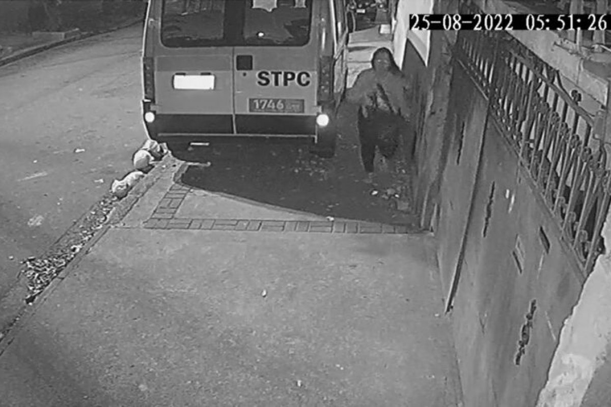 Vídeo: mulher se esconde embaixo de van e escapa de roubo no Rio de Janeiro