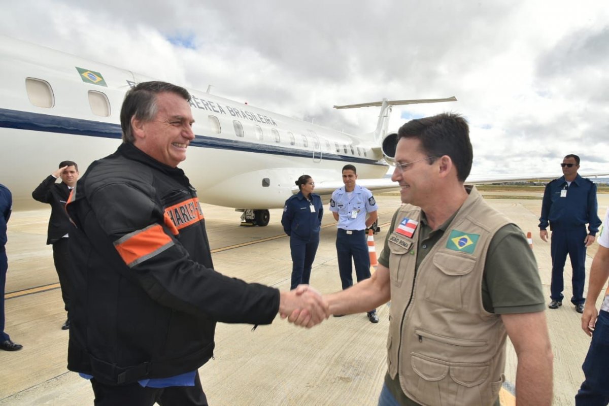 Bolsonaro chega à Bahia para moto-carreata em Vitória da Conquista