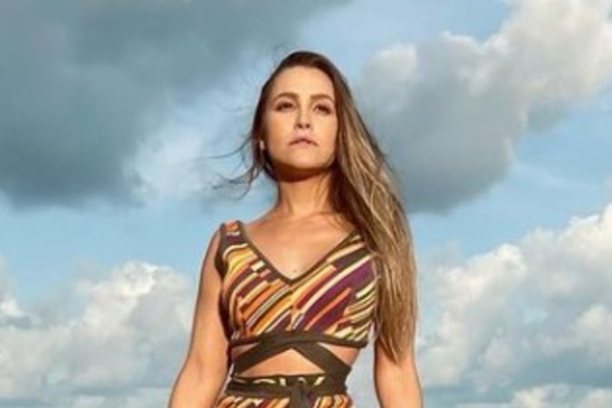 Carla Diaz exibe corpão em praia da Bahia!