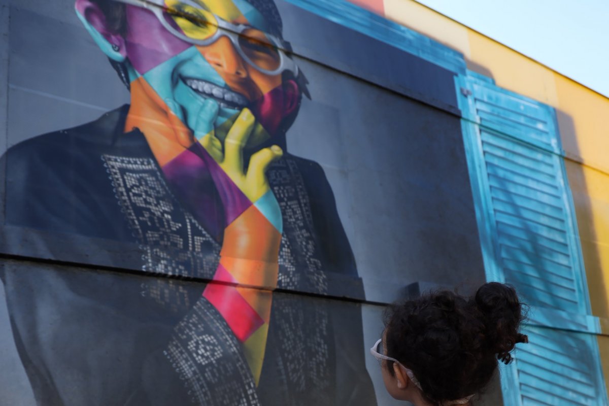 Eduardo Kobra transforma muro em janelas e celebra a diversidade dos migrantes e refugiados!