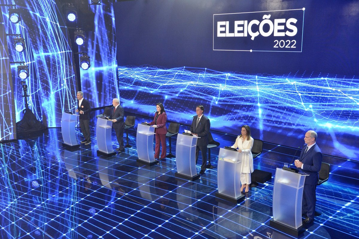 Políticas para as mulheres, corrupção e vacinação marcam primeiro debate presidencial